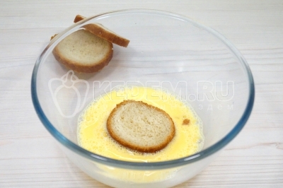 Обмакнуть в яичной смеси кусочки батона.