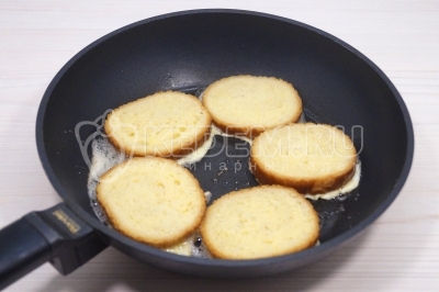 Выложить на сковороду и готовить 2-3 минуты на среднем огне до румяного цвета.