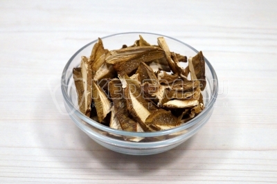 Чтобы приготовить грибную солянку, нужно в миску отмерить 50 грамм сушеных белых грибов.