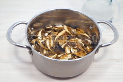 В кастрюлю выложить сушеные белые грибы. Залить 1 литром холодной воды и оставить на 30 минут.