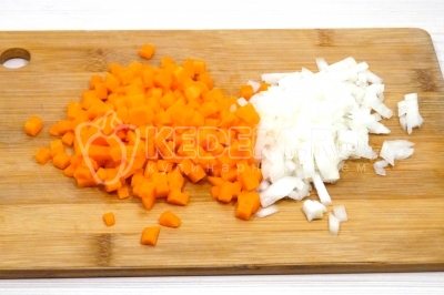 Лук мелко нашинковать. Морковь нарезать кубиками.