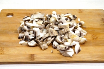 150 грамм свежих грибов шампиньонов нарезать кубиками.