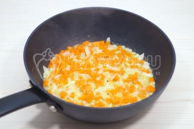 Обжарить лук и морковь, помешивая, 2-3 минуты.