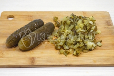 2-3 соленых огурца нарезать кубиками.