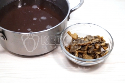 Из грибного бульона шумовкой вынуть белые грибы. При желании бульон можно процедить. Белые грибы измельчить.