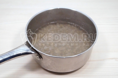Выложить крупу в сотейник. Добавить 300 миллилитров воды и варить 15-20 минут.