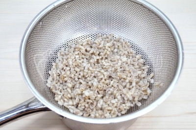 Откинуть перловую крупу на сито и промыть проточной водой.