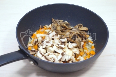 В сковороду к овощам добавить белые грибы и шампиньоны.