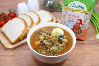 Грибная солянка готова. Разлить по тарелкам, украсить зеленью петрушки и ломтиком лимона и подавать к столу.