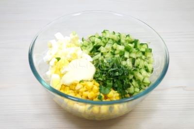 Добавить мелок нашинкованную зелень петрушки и 2 столовые ложки майонеза. Добавить 1 щепотку соли по вкусу. Перемешать.