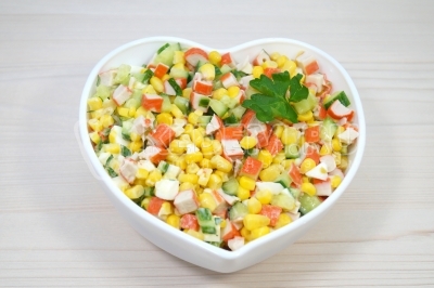 Выложить в салатник и подавать к столу.