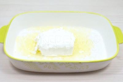 Чтобы приготовить макароны с сыром фета и помидорами, нужно форму для запекания смазать 2 столовыми ложки натурального подсолнечного масла. Выложить 200 грамм сыра фета.