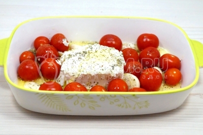 Добавить 200 грамм помидоров черри, 3 очищенных зубчика чеснока и 1/4 чайной ложки прованских трав.