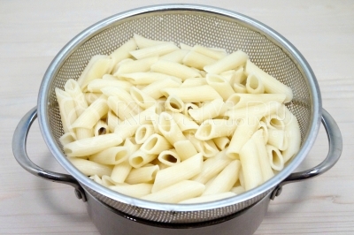 Откинуть макароны на сито и дать воде полностью стечь.