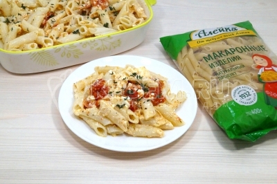 Разложить макароны по тарелкам. Украсить зеленью.