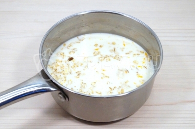 Варить на среднем огне, помешивая, 10-12 минут.