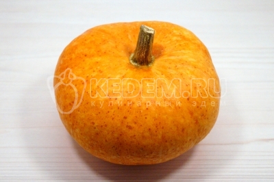 Чтобы приготовить пшенную кашу на молоке в тыкве, нужно небольшую тыкву вымыть и обсушить.