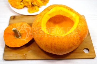 Срезать с тыквы крышечку и удалить семена.