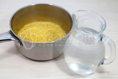 100 грамм пшена выложить в сотейник, промыть и добавить 300 миллилитров воды.