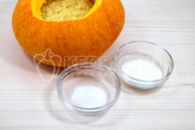 Добавить 1/4 чайной ложки соли и 1 столовую ложку сахара.