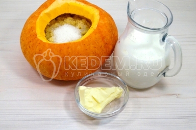 Добавить 250-300 миллилитров молока и 2 столовые ложки сливочного масла.