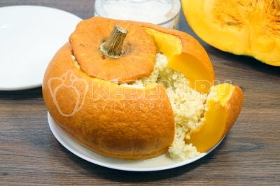 Пшенная каша на молоке в тыкве готова. Переложить на блюдо и подавать к столу.