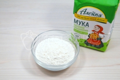 В другую миску отмерить 150 грамм пшеничной муки высшего сорта ТМ &laquo;Алейка&raquo;, от щедрых полей Алтая.