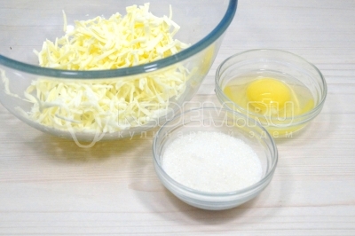 В масло добавить 1 яйцо и 40 грамм сахара.