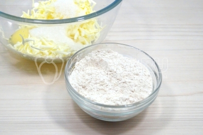 Добавить муку с корицей и разрыхлителем в миску с маслом.