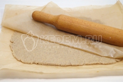 Тесто раскатать в пласт по дну формы для выпечки без бортиков.