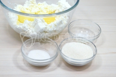 Добавить 100 грамм сахара, 1/2 чайной ложки ванильного сахара и 1 щепотку соли.