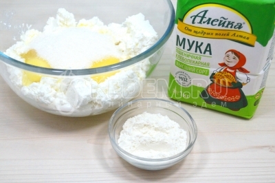 Добавить 2 столовые ложки муки ТМ &laquo;Алейка&raquo;.