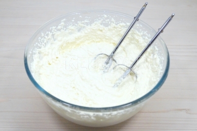 Творожную массу хорошо взбить миксером.