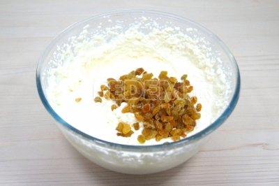 Добавить изюм и перемешать.