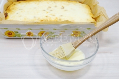 Запекать 5-7 минут в духовке при температуре 180 градусов Цельсия. Вынуть и смазать смесью 1 желтка и 2 столовых ложек сливок.