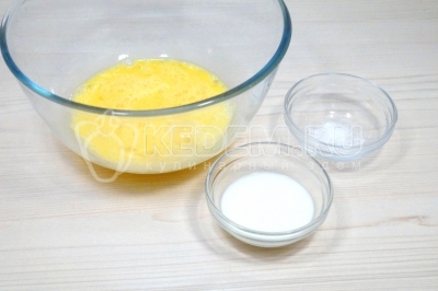 Добавить 50 миллилитров молока и 1 щепотку соли. Перемешать.