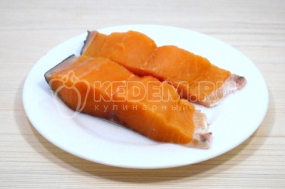 Чтобы приготовить спагетти с семгой и сливочным соусом, нужно 200 грамм филе семги очистить от кожи и пленок.