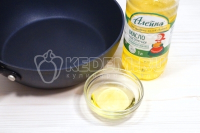 На сковороде разогреть 3 столовые ложки натурального подсолнечного масла.