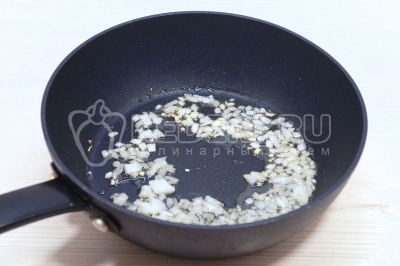 Убрать чеснок и тимьян. Обжарить лук 2-3 минуты.