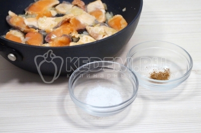 Добавить 1/2 чайной ложки соли и 1 щепотку мускатного ореха.