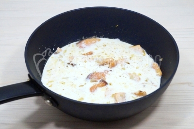 Готовить 4-5 минут, чтобы сливки загустели.