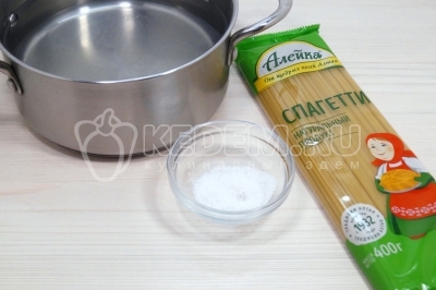 В кастрюле вскипятить 1, 5 литра воды, добавить 1/2 чайной ложки соли. Добавить 200 грамм спагетти.