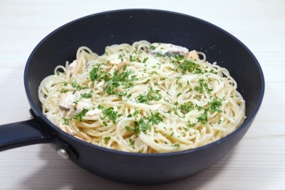 Добавить мелко нарубленную зелень петрушки.