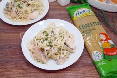 Выложить на блюдо и подавать к столу. Спагетти с семгой и сливочным соусом готовы. Разложить по тарелкам и подавать к столу.