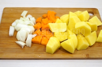 Чтобы приготовить суп из тыквы с плавленым сыром, нужно репчатый лук и морковь нарезать не крупными кусочками. 3 картофелины нарезать кусочками.