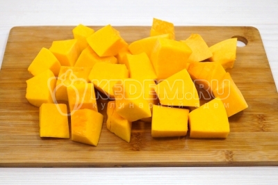 Нарезать 200 грамм мякоти тыквы кубиками.