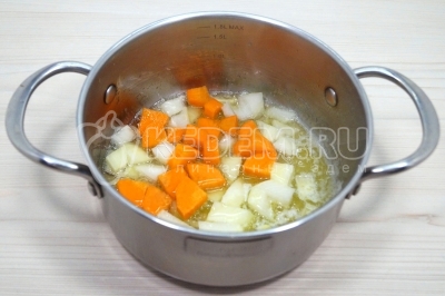 Обжарить лук и морковь 2-3 минуты.