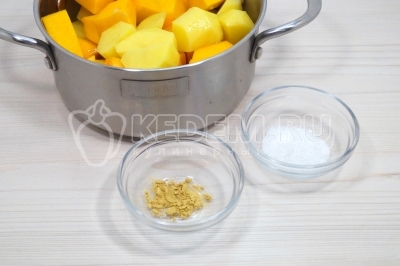 Добавить 1 щепотку сушеного молотого имбиря и 1 чайную ложку соли.