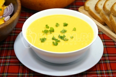 Суп-пюре из тыквы с плавленым сыром готов. Можно подавать к столу.