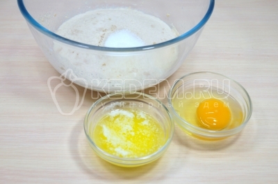 Добавить 50 грамм растопленного сливочного масла и 1 яйцо.